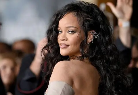Rihanna w pierwszej sesji z dzieckiem. Zadaje szyku na okładce "Vogue'a"