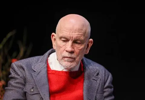 John Malkovich o zaginięciu Juliana Sandsa. Aktorzy byli przyjaciółmi