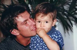 Tom z "40 kontra 20" został ojcem w młodym wieku