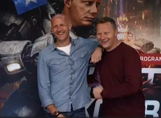 Prowadzący "Moto Kombat"