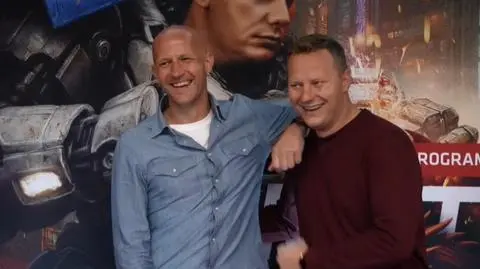 Prowadzący "Moto Kombat"