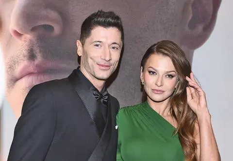 Anna i Robert Lewandowscy na czułym zdjęciu. Odbicie lustrzane przykuło uwagę fanów