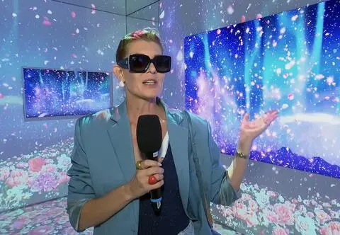 Marta Wojtal zachwycona technologią Samsunga podczas prestiżowych targów sztuki. "Jakby żywy obraz wisiał na ścianie"