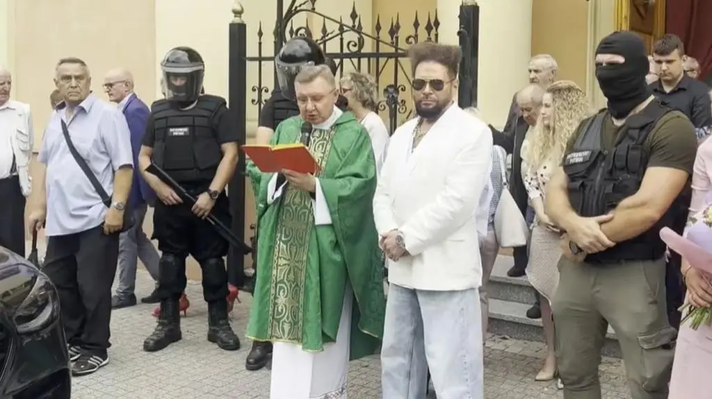 Krzysztof Rutkowski podczas ceremonii święcenia aut
