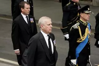 Pogrzeb Elżbiety II: Peter Phillips, książę Andrzej, książę Yorku i książę Edward, hrabia Wessex