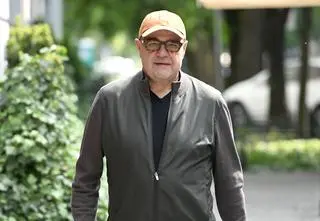 Cezary Żak wyreżyserował sztukę "Umrzeć ze śmiechu". O czym jest słodko-gorzka komedia?