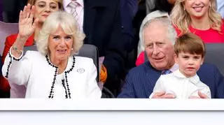 Król Karol III i królowa Camilla z wnukiem