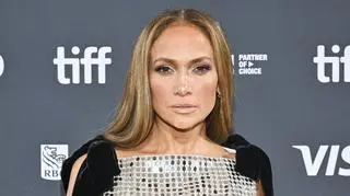 Jennifer Lopez poprawiła swój wygląd za pomocą Photoshopa. Zaliczyła niemałą wpadkę 