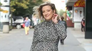 Ciężarna Lara Gessler w kobaltowym staniku. "Potrafię zapomnieć kurtki"