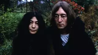 Była oskarżana o rozpad Beatlesów, a John Lennon kochał ją bez pamięci. Jak wyglądała ich historia? 
