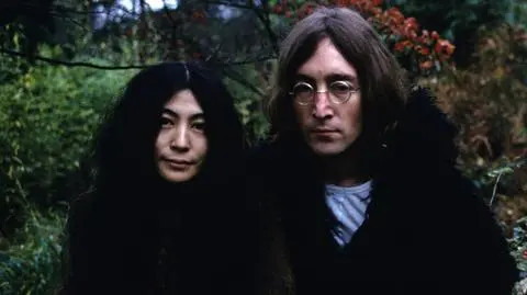 Była oskarżana o rozpad Beatlesów, a John Lennon kochał ją bez pamięci. Jak wyglądała ich historia? 