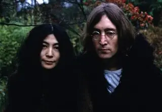 Była oskarżana o rozpad Beatlesów, a John Lennon kochał ją bez pamięci. Jak wyglądała ich historia? 