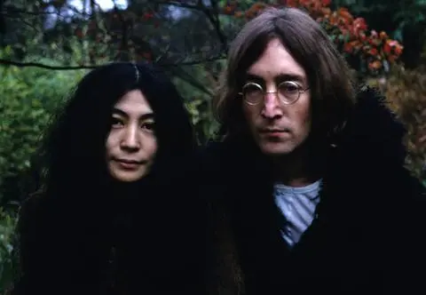 Była oskarżana o rozpad Beatlesów, a John Lennon kochał ją bez pamięci. Jak wyglądała ich historia? 