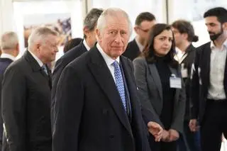 Karol III wspiera ofiary trzęsienia ziemi