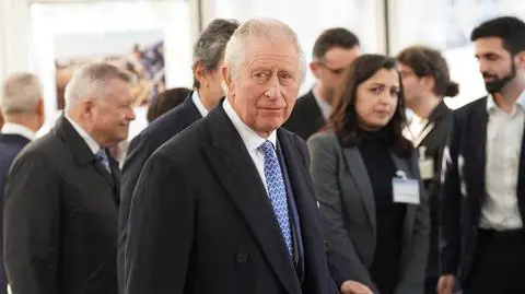 Karol III wspiera ofiary trzęsienia ziemi