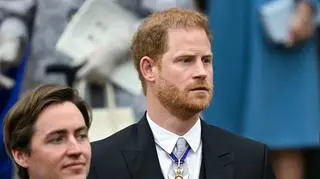 Książę Harry żalił się na rodzinę podczas koronacji? Ekspert przeanalizował rozmowę