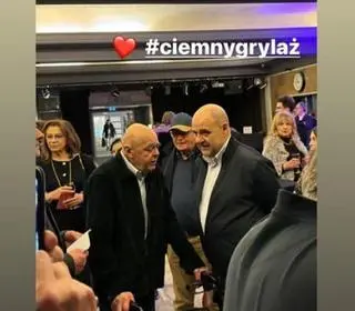 Stanisław Tym przybył na premierę korzystając z chodzika