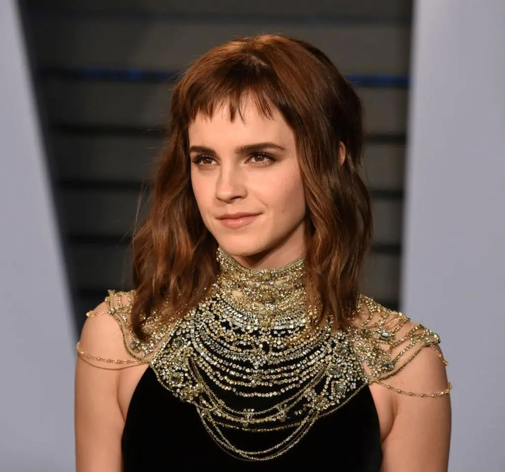 Modne fryzury wiosna/lato 2022.  Emma Watson - "baby bang"