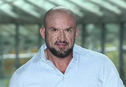 Tomasz Oświeciński pokazał zdjęcia po zabiegu medycyny estetycznej. Miał poważny problem