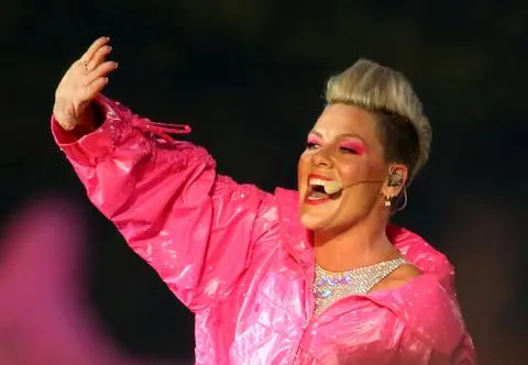 Pink musiała przerwać koncert. Ktoś rzucił w nią... prochami swojej zmarłej matki