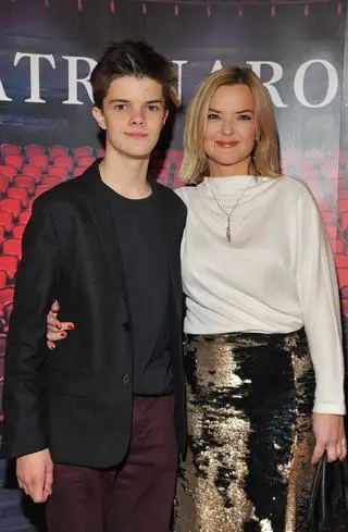 Monika Richardson żegna syna na lotnisku