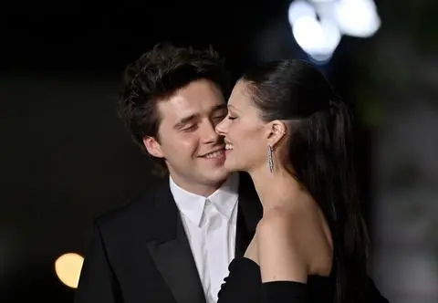 Brooklyn Beckham i Nicola Peltz całują się na Academy Museum Gala 2022. Stylizacje gwiazd zachwycają