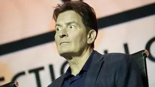 Charlie Sheen został napadnięty przez sąsiadkę. Kobieta próbowała go udusić