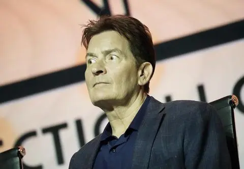 Charlie Sheen został napadnięty przez sąsiadkę. Kobieta próbowała go udusić