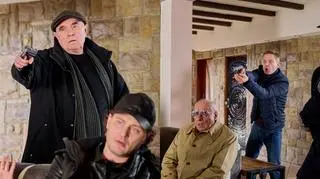"Na Wspólnej", odcinek 3797. Krwawa jatka? Hebel rozprawi się z bandytami okradającymi staruszków 