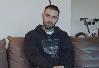 Raper Quebonafide miał stłuczkę. Do sieci wyciekło nagranie z miejsca zdarzenia