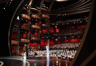 Nagi mężczyzna i bójka na scenie. Przypominamy 5 największych skandali w historii Oscarów