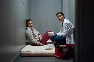 Marta Ścisłowicz i Agata Kulesza na planie serialu "Skazana"