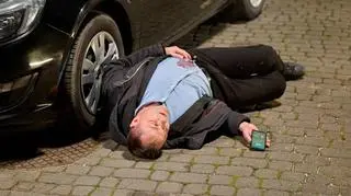 "Na Wspólnej", odcinek 3774. Sławek postrzelony. Ktoś toczy niebezpieczną grę 