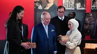 Król Karol zaliczył wpadkę. Wszyscy patrzyli na jego prawą stopę