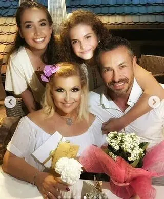 Katarzyna Skrzynecka i Marcin Łopucki z córkami