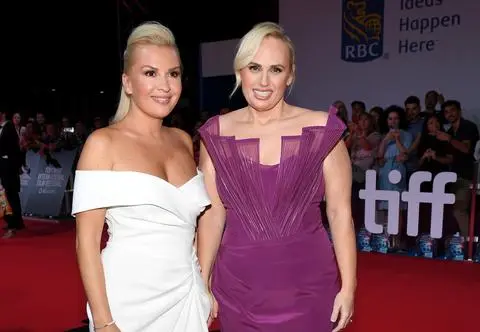 Rebel Wilson wzięła ślub z partnerką. Pokazała zdjęcie z bajecznej uroczystości na Sardynii