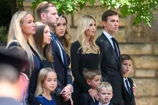 Pogrzeb Ivany Trump. Ivanka Trump, Jared Kushner, Eric Trump z rodziną