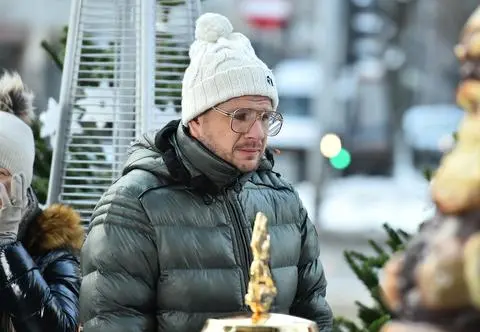 Filip Chajzer wspiera zbiórkę na rzecz chorego Szymona. "Mój syn też miałby w tym roku 18 lat"