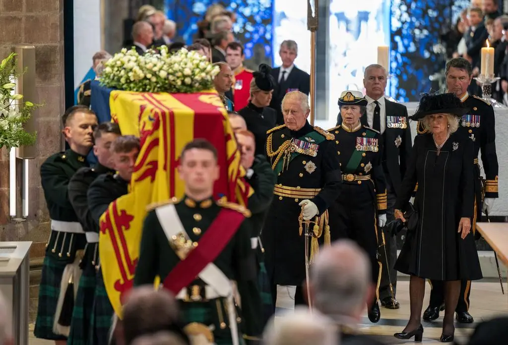 Członkowie rodziny królewskiej przy trumnie królowej Elżbiety II