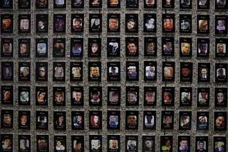 Ściana pamięci ofiar fentanylu w siedzibie DEA (Drug Enforcement Administration ), amerykańskiej agencji antynarkotykowej, w Arlington w stanie Wirginia 27 września 2022 r. 