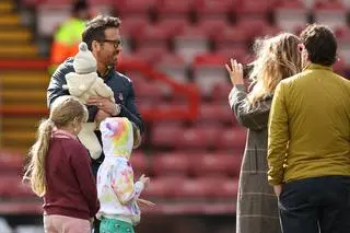 Blake Lively i Ryan Reynolds na spacerze z noworodkiem