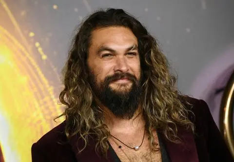 Jason Momoa został stewardem. Pasażerowie samolotu nie kryli zdziwienia