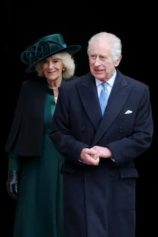 Camilla Parker Bowles i król Karol III zmierzają na wielkanocne nabożeństwo