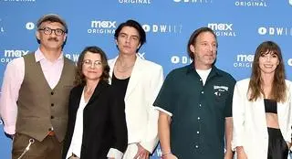 Michał Czernecki z obsadą serialu "Odwilż"