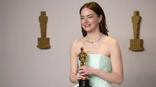 Oscary 2024. Gwiazdy na czerwonym dywanie. Pęknięta sukienka Emmy Stone i "Barbie" w czerni