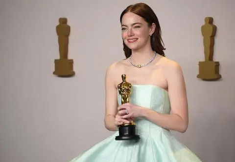 Oscary 2024. Gwiazdy na czerwonym dywanie. Pęknięta sukienka Emmy Stone i "Barbie" w czerni