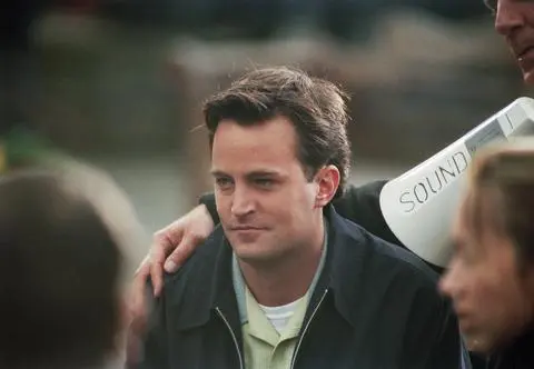 Oskarżonemu w sprawie śmierci Matthew Perry'ego grozi 120 lat więzienia! Znamy nowe fakty