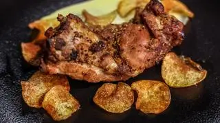 Żeberka wieprzowe z puree ziemniaczanym z chipsami z ziemniaków – przepis Ignacego Jabłońskiego