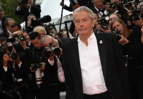 Alain Delon z poważnymi zarzutami. Policjanci zaskoczeni tym, co odnaleziono w jego posiadłości