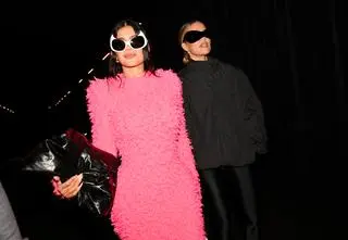 Fashion Week w Paryżu. Kardashianki zaszalały, Emily Ratajkowski przyszła w dresie